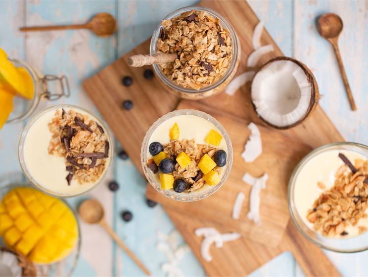 Satokausikalenterin kotitekoinen kookosgranola ja luomujogurtti