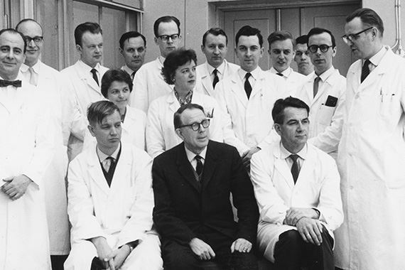 Amerikan-rahan turvin Virtanen pystyi 1961 kokoamaan ison tutkijaryhmän, jossa työskenteli 15 tutkijaa.