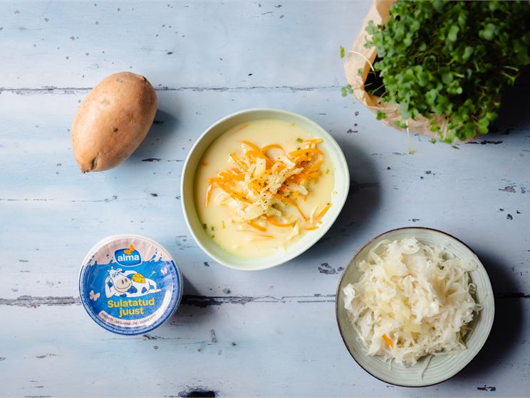 Koorene hapukapsasupp bataadi ja sulatatud juustuga