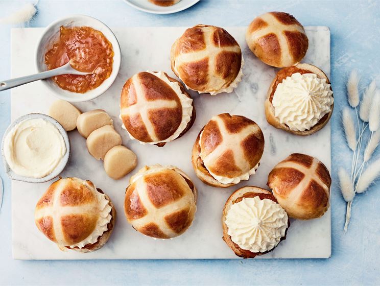 Täytetyt pääsiäispullat eli hot cross buns