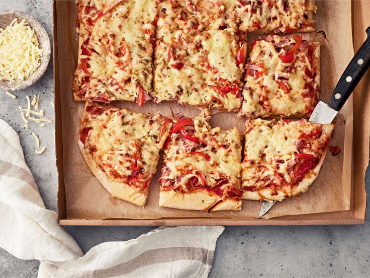Kinkkupizza pellillä