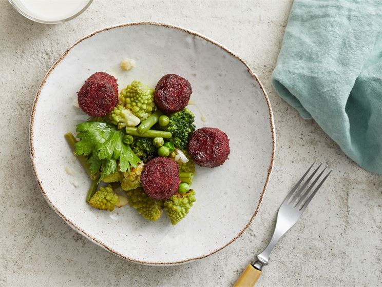 Punajuurikroketteja ja marinoituja kasviksia