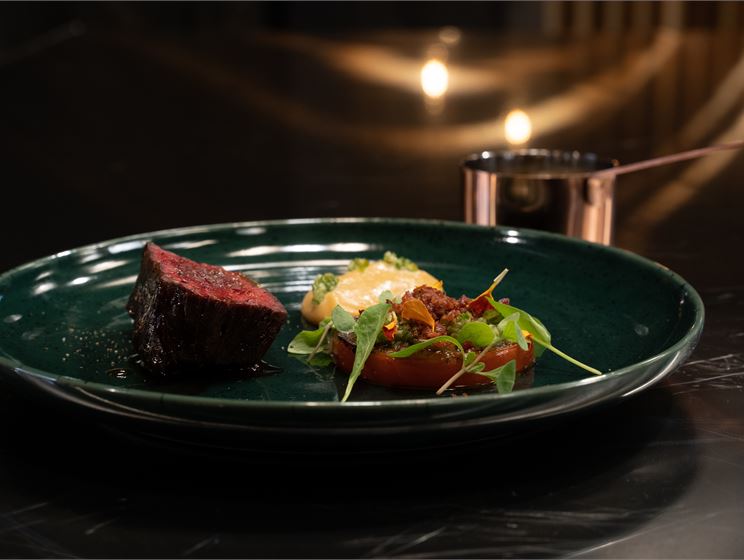 Danin paahdettua hanger steakia, karamellisoitua valkosipulipyrettä, meksikolaista salsa verdeä, grillattua tomaattia, rapeaa possun kylkeä ja chileillä maustettua lihalientä