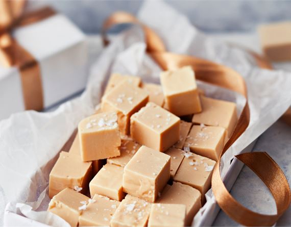 Itse tehdyt joulukarkit ovat makein lahja ystävälle