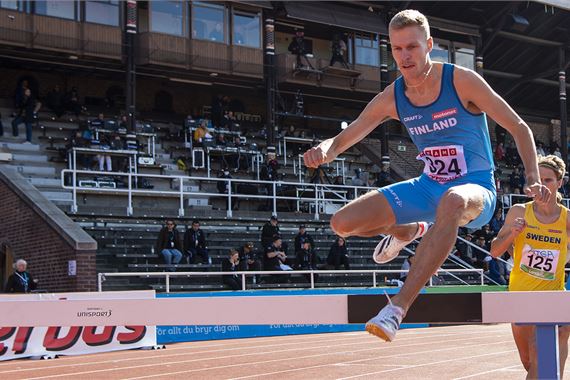 Kestävyysjuoksija Topi Raitanen 3000 metrin esteissä Suomi-Ruotsi-ottelussa Tukholmassa. Kuva: SUL/Thomas Windestam/Decabild.
