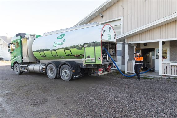 Valion biokaasulla toimiva maidonkeräysauto. Kuvassa kuljettaja Juhana Roimola.