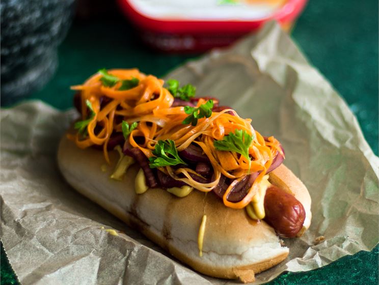 Hotdogs ar marinētiem burkāniem