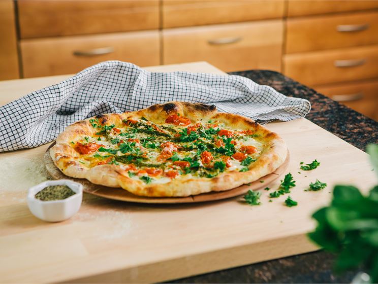 Valkoinen pizza parsalla