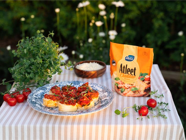 Röstitud tomatite ja cheddari juustuga baguette’id