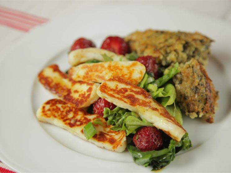 Halloumi-mansikkasalaatti