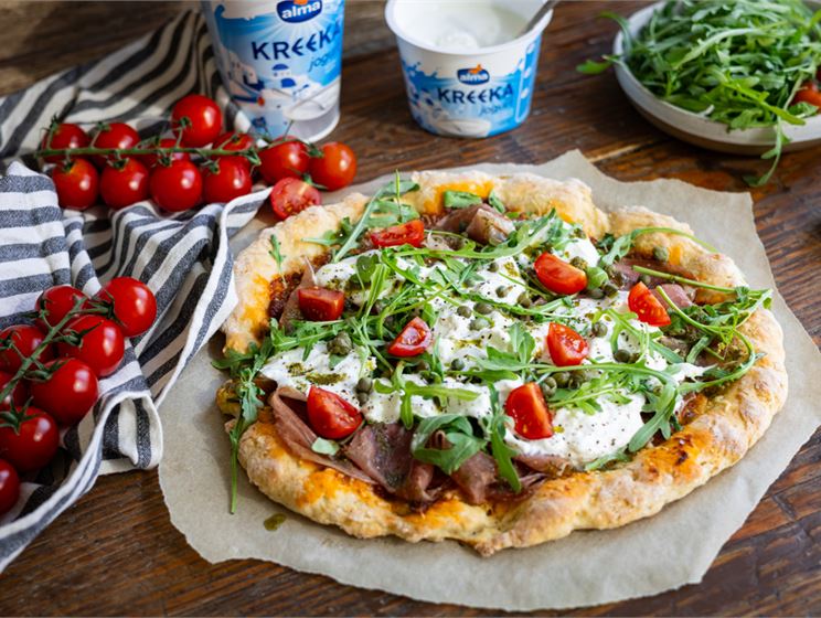 Kreeka jogurti põhjaga pitsa prosciutto ja burrataga