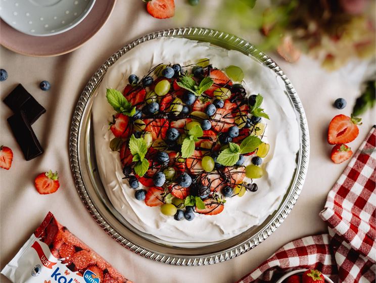 Metsmaasikakreemiga pavlova