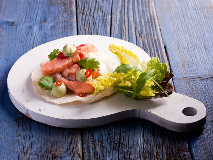 Lohi-ceviche, avokadoa ja salaattia