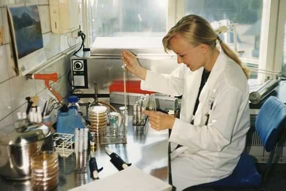 Sari Jaakola Valion tuotekehityslaboratoriossa 1991.