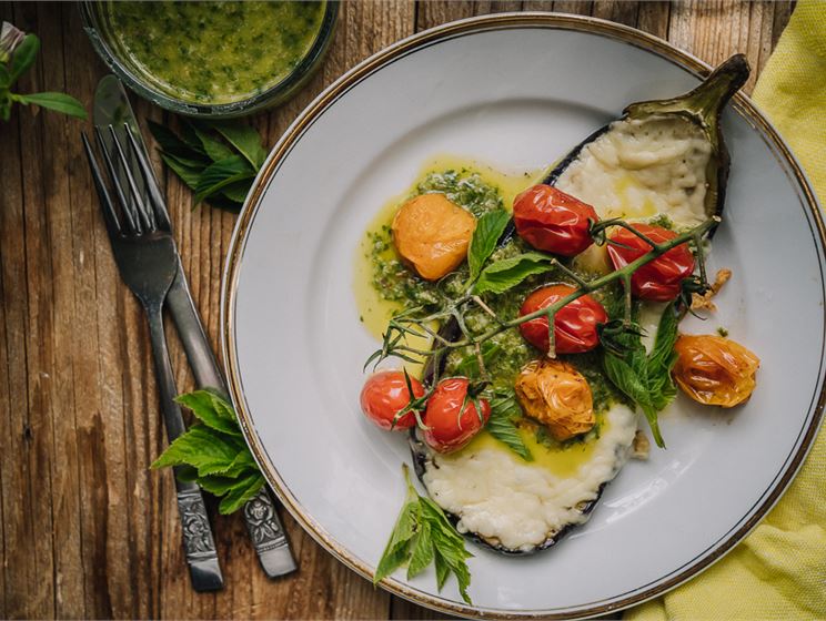 Satokausikalenterin grillatut munakoisopihvit ja villiyrtti salsa verde