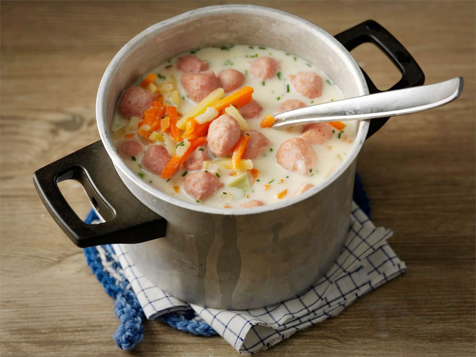 Koskenlaskijan siskonmakkarakeitto-image