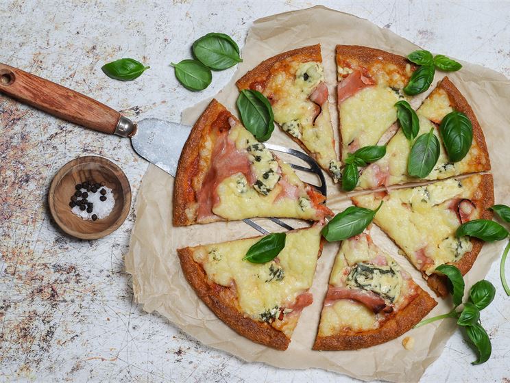Ketopizza fat head -pohjalla