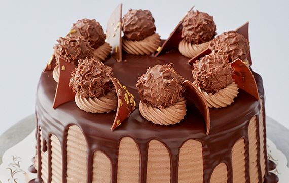 Suklainen dripped cake on näyttävä ja trendikäs tarjoiltava. 