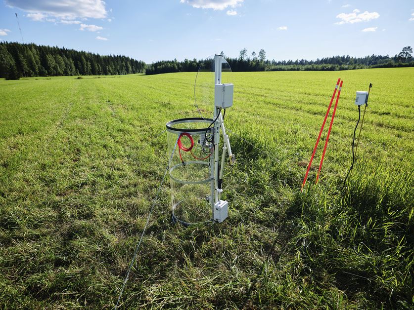 State-of-the-art instrumentation is analysing carbon sequestration and emissions of fields − plants wake up early to do their job