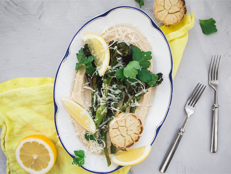 Satokausikalenterin Paahdetut broccoliinit & jogurttihummus