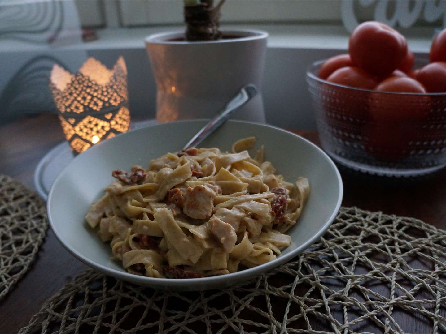 Juustoinen pekoni-broileripasta | Valio