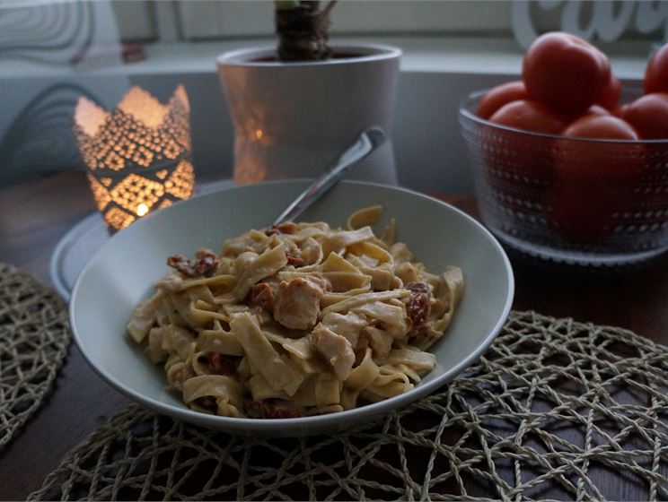 Juustoinen pekoni-broileripasta