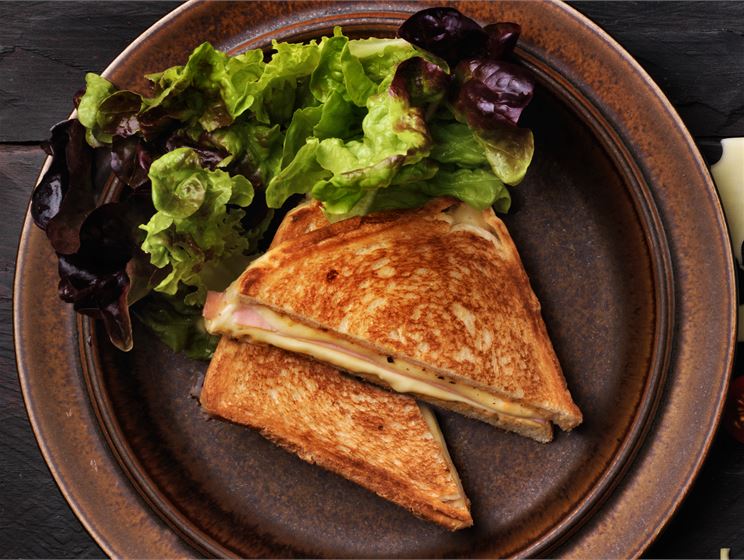 Croque Monsieur - lämmin juusto-kinkkuleipä