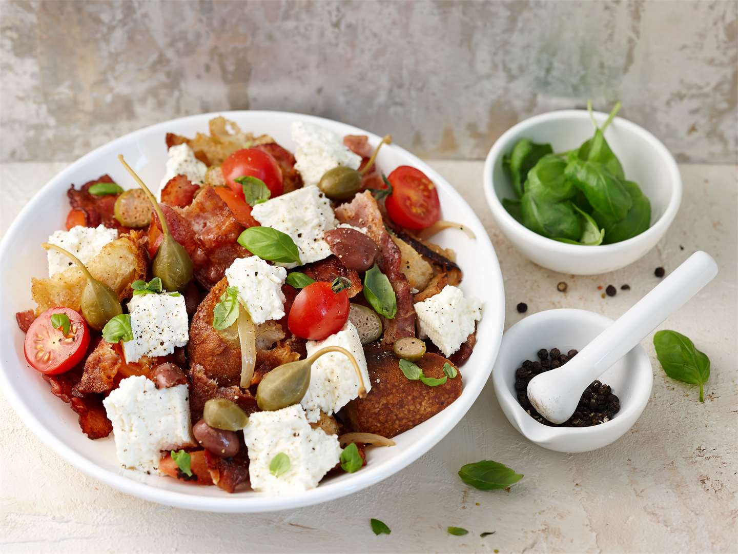 Panzanella eli leipäsalaatti | Valio