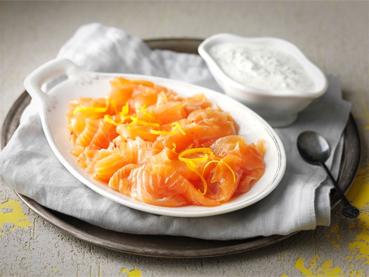 Appelsiinilohi ja piparjuurikastike