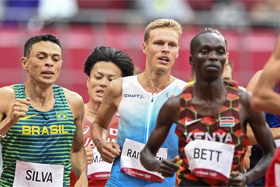 Kestävyysjuoksija Topi Raitanen 3000 metrin esteissä Tokion olympialaisissa. Kuva: SUL/Thomas Windestam/Decabild.