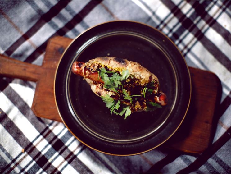 Hot dog karamellisoidun sipulin kera