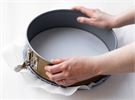 Pohjusta leivinpaperilla irtopohjavuoka (Ø 24 cm). Voitele vuoan reunat. Taputtele taikina vuoan pohjalle ja reunoille jauhotetulla kädellä. Laita vuoka jääkaappiin täytteen valmistamisen ajaksi. 