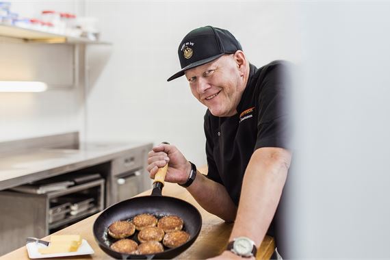 Lagerblad Foodsin keittiömestari Timo Luotonen lahnapihvejä paistelemassa
