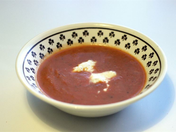 Sipulinen kesäkurpitsa-tomaattikeitto