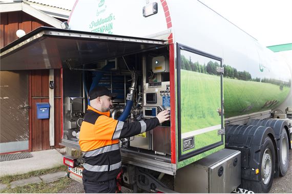 Valion biokaasulla toimiva maidonkeräysauto ja kuljettaja Juhana Roimola.