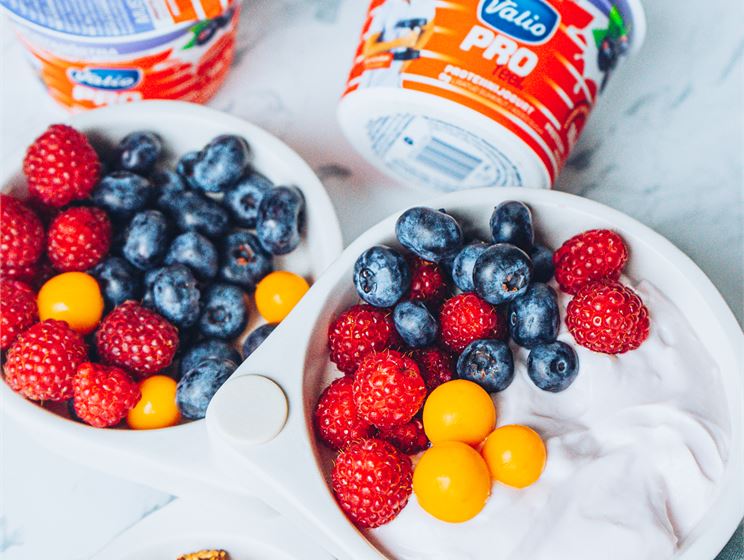 Mājās gatavots muslis ar augļiem un proteīna jogurtu