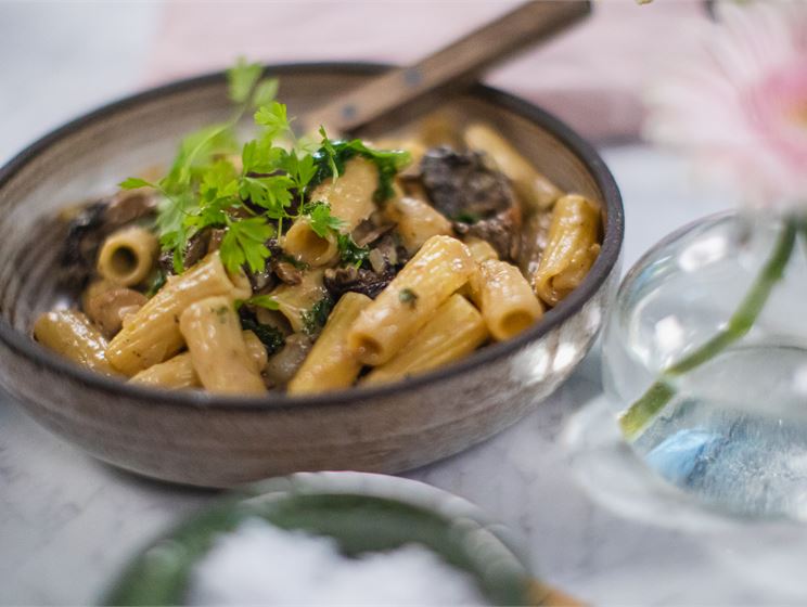 Krämig pasta med jordärtskocka, grönkål och svamp