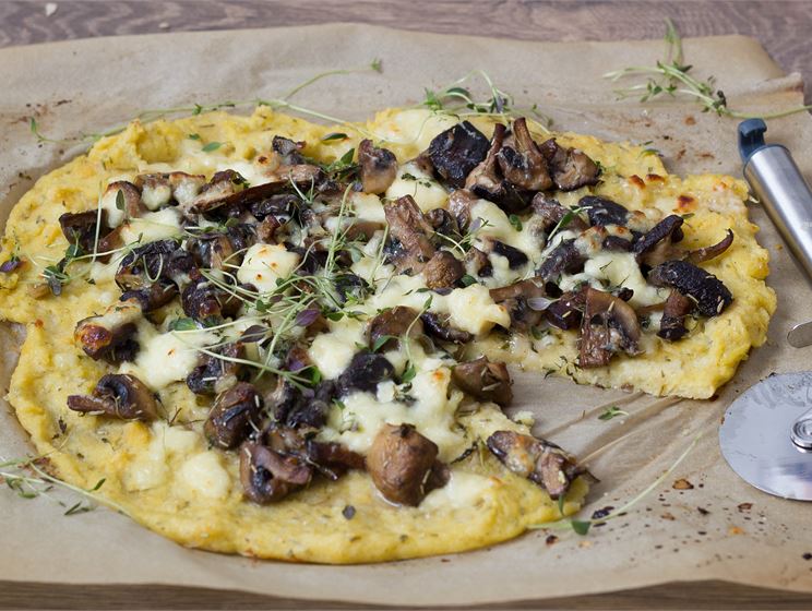 Polentapizza sienillä ja kotijuustolla