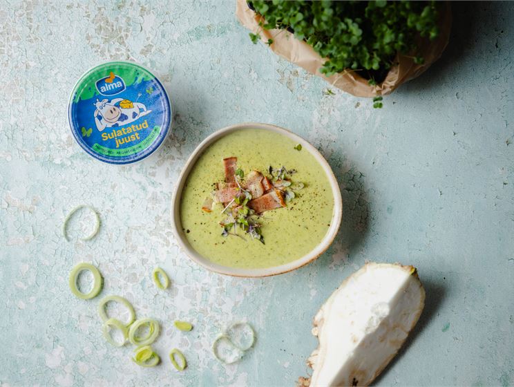 Porru-kartulisupp pastinaagi ja sulatatud juustuga