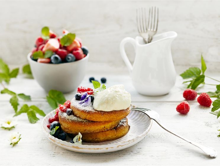 Piimäpannukakkuja, marjasalaattia ja jogurttivaahtoa
