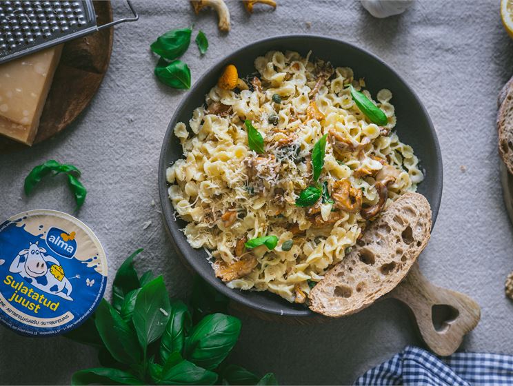 Kreemine juustupasta kukeseentega
