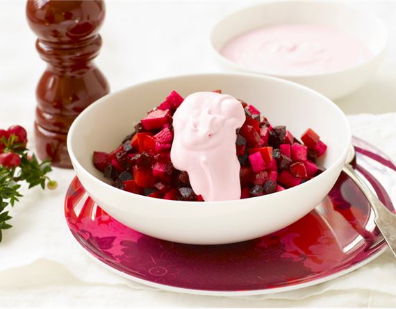 Joulun raikkaat salaatit ovat joulupöydän väripilkkuja