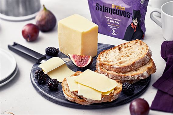 Valio Salaneuvos-juustoa ja juustoleipiä