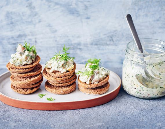 Joulun alkupaloina maistuvat kylmä kalapöytä ja rosolli 