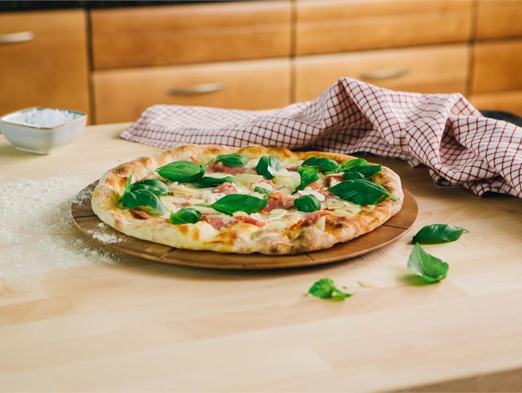 Valkoinen pizza kinkulla