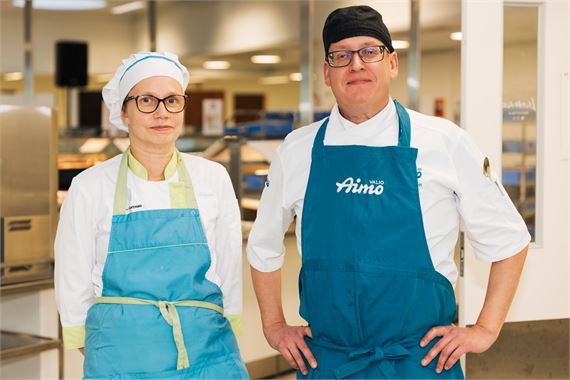 Valio Aimo tukun ruokapalvelujen asiantuntija Petri Nuutinen ja Tapiolan koulun ja lukion vastuukokki Tuija Forsten iloitsivat yhteistyöstä.